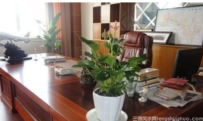 办公桌摆放风水正确图解析大全(图3)